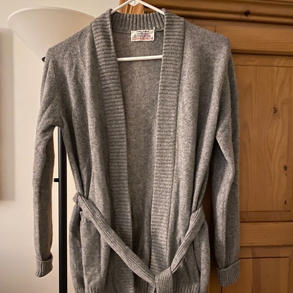 100% Cashmere Women’s Sweater with Belt (no buttons) - Picture 4 of 4